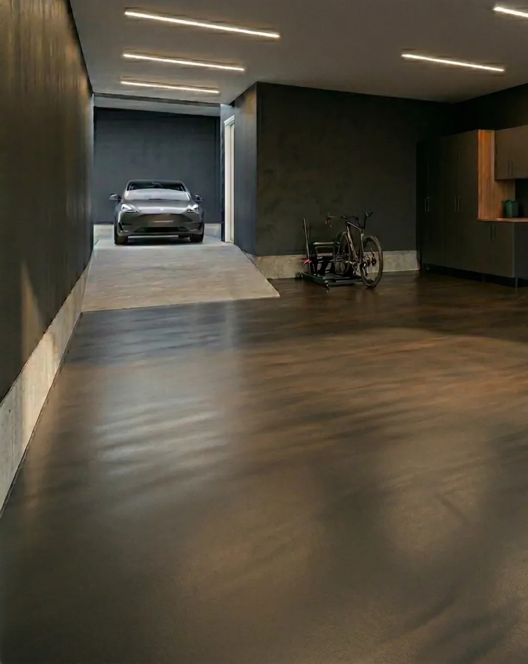 Kiiltävä epoksilattia autotallissa, copper oxide -sävytys